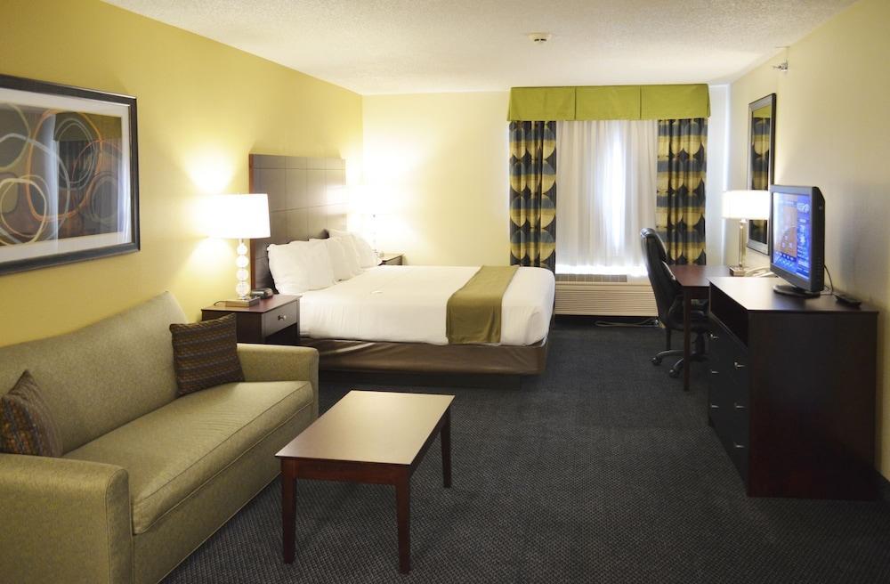 Hotel Express & Suites-saint Joseph By Ihg 3*