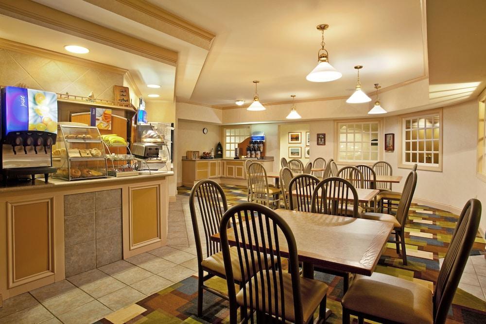 Hotel Express & Suites-saint Joseph By Ihg Saint Joseph