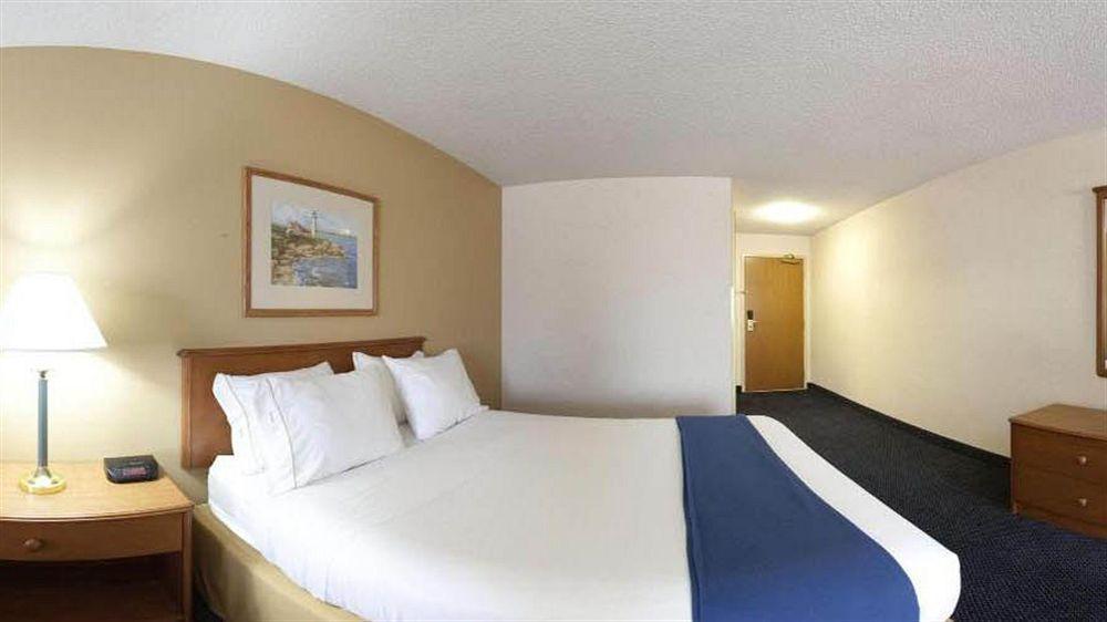 Express & Suites-saint Joseph By Ihg Hotel 3*