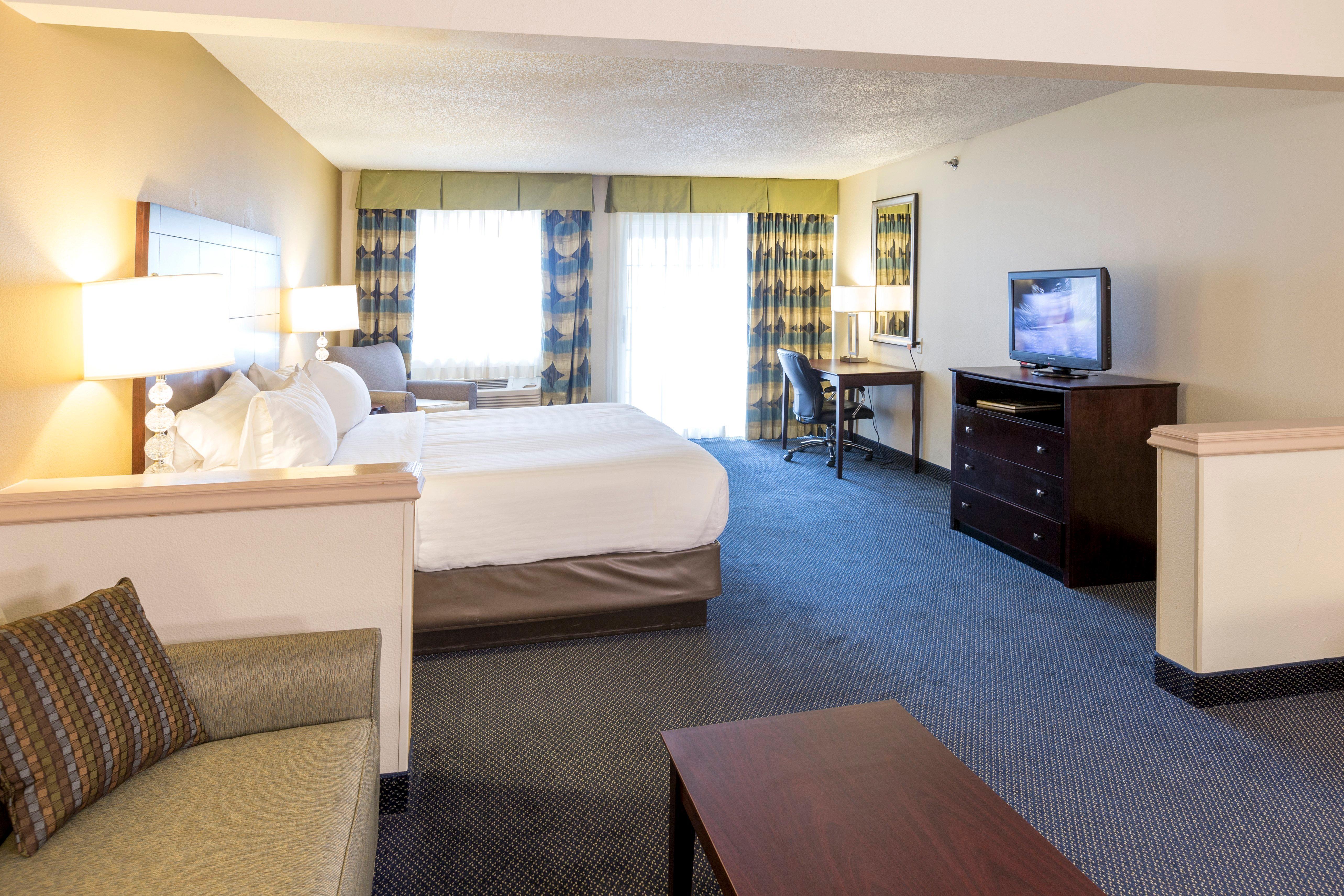 Hotel Express & Suites-saint Joseph By Ihg 3*