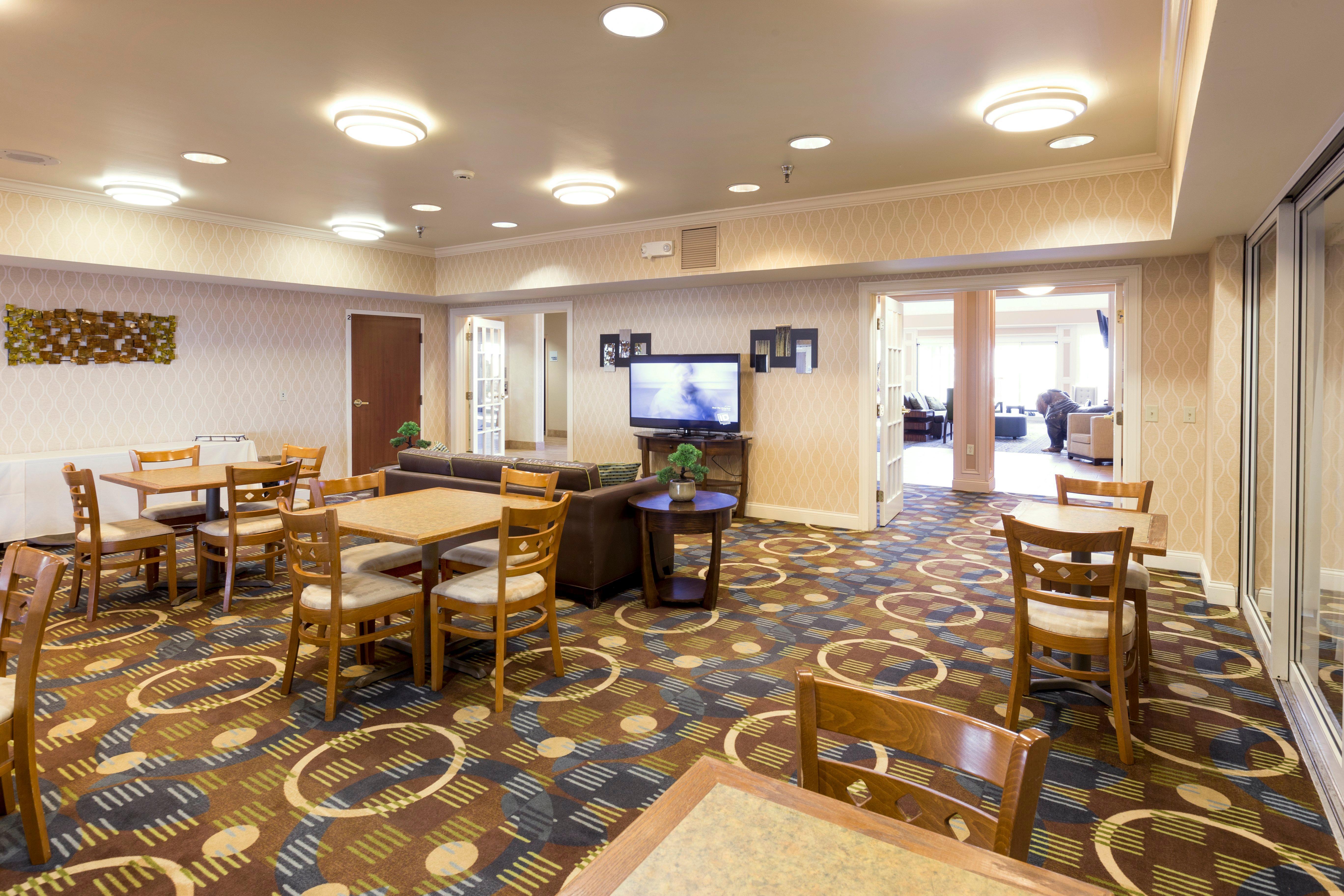 Express & Suites-saint Joseph By Ihg