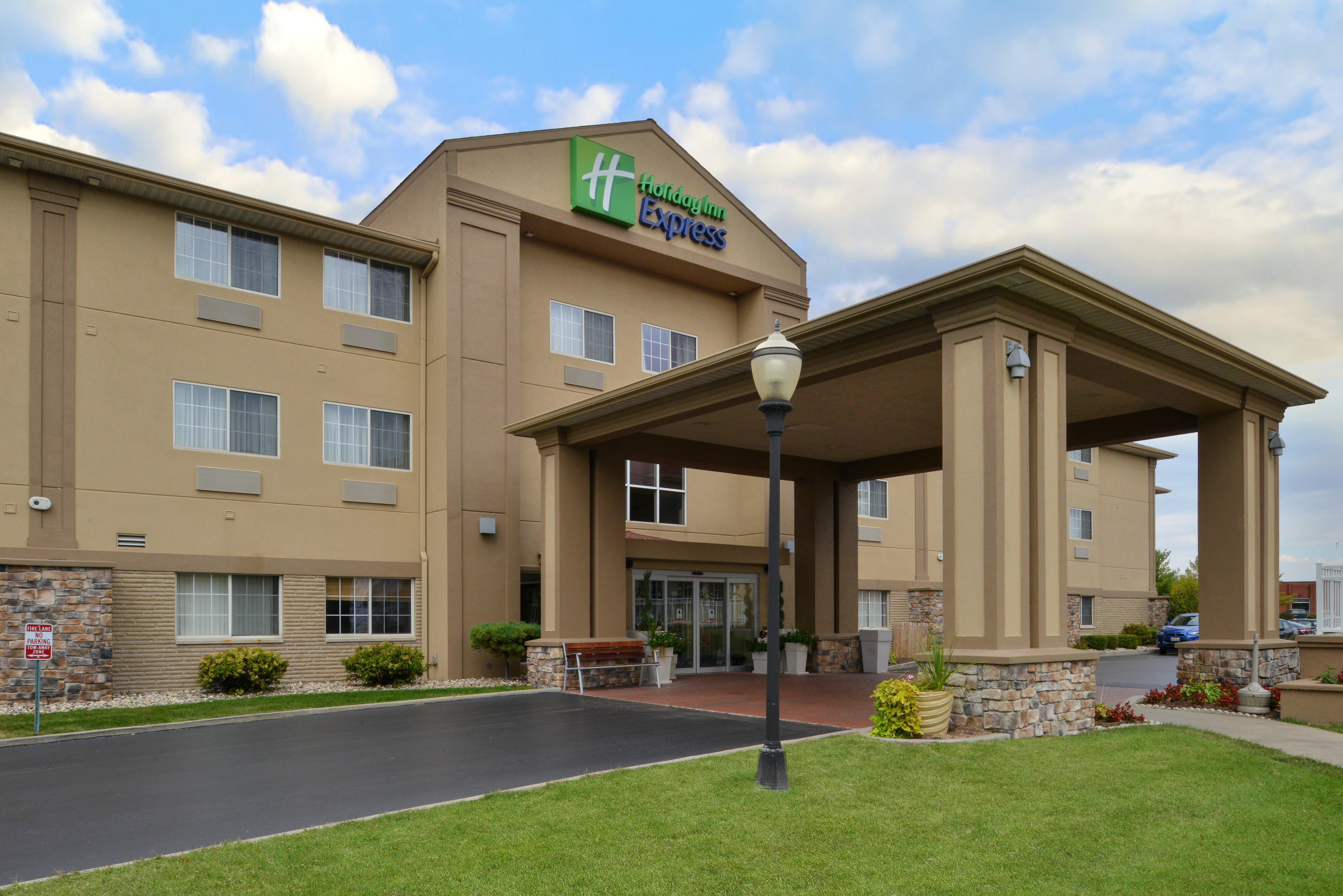 Express & Suites-saint Joseph By Ihg 3*