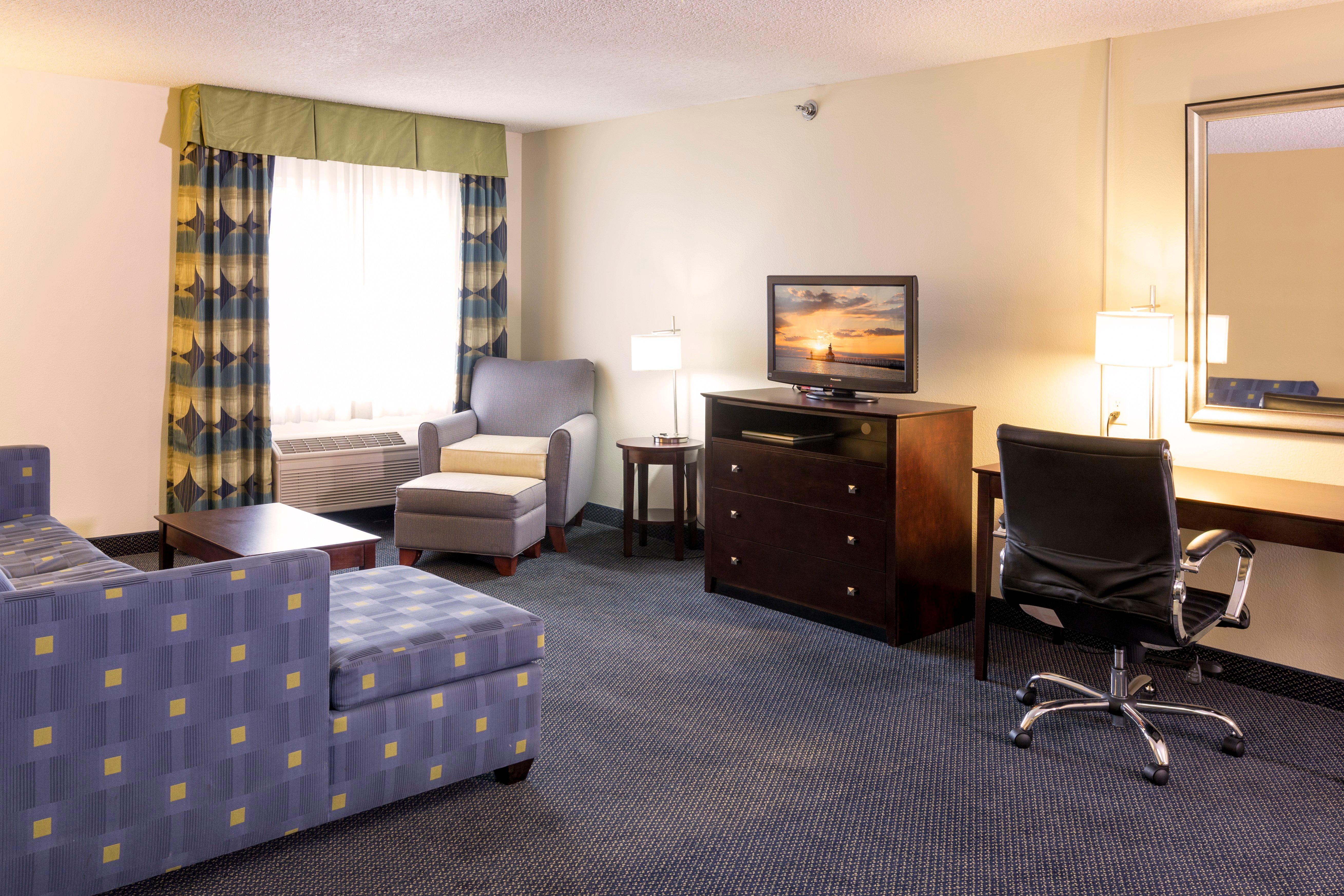 Express & Suites-saint Joseph By Ihg Hotel 3*