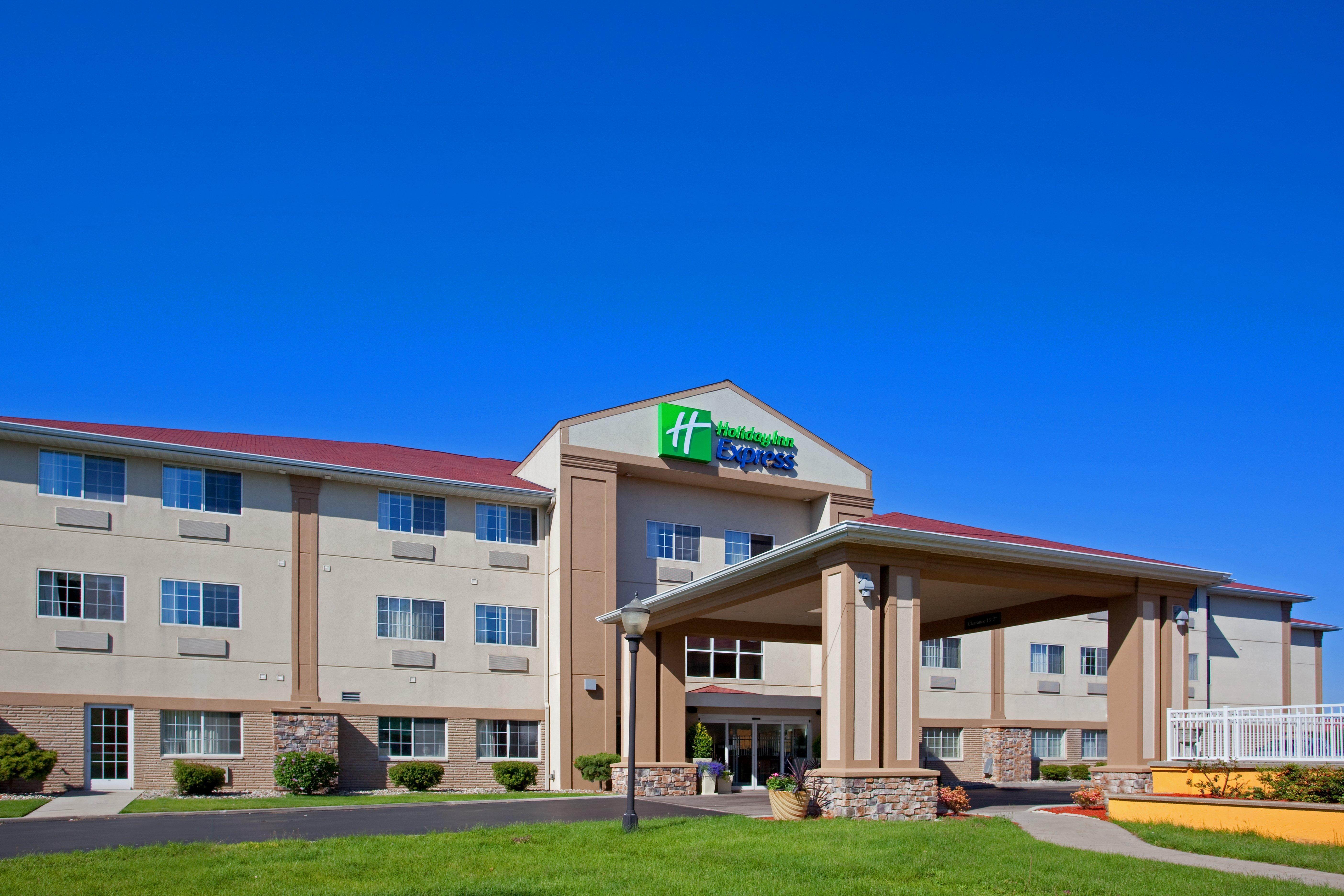 Hotel Express & Suites-saint Joseph By Ihg