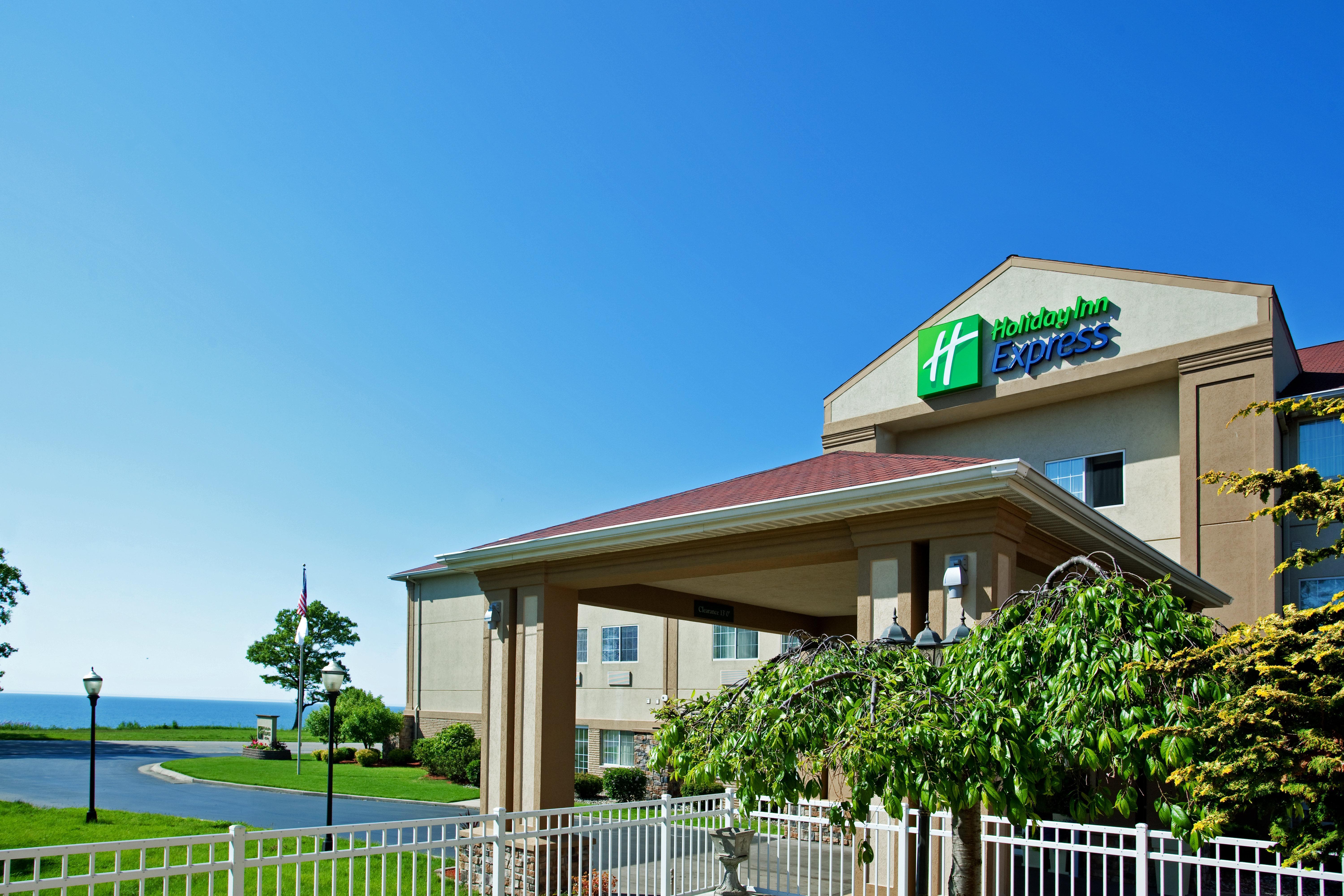Hotel Express & Suites-saint Joseph By Ihg