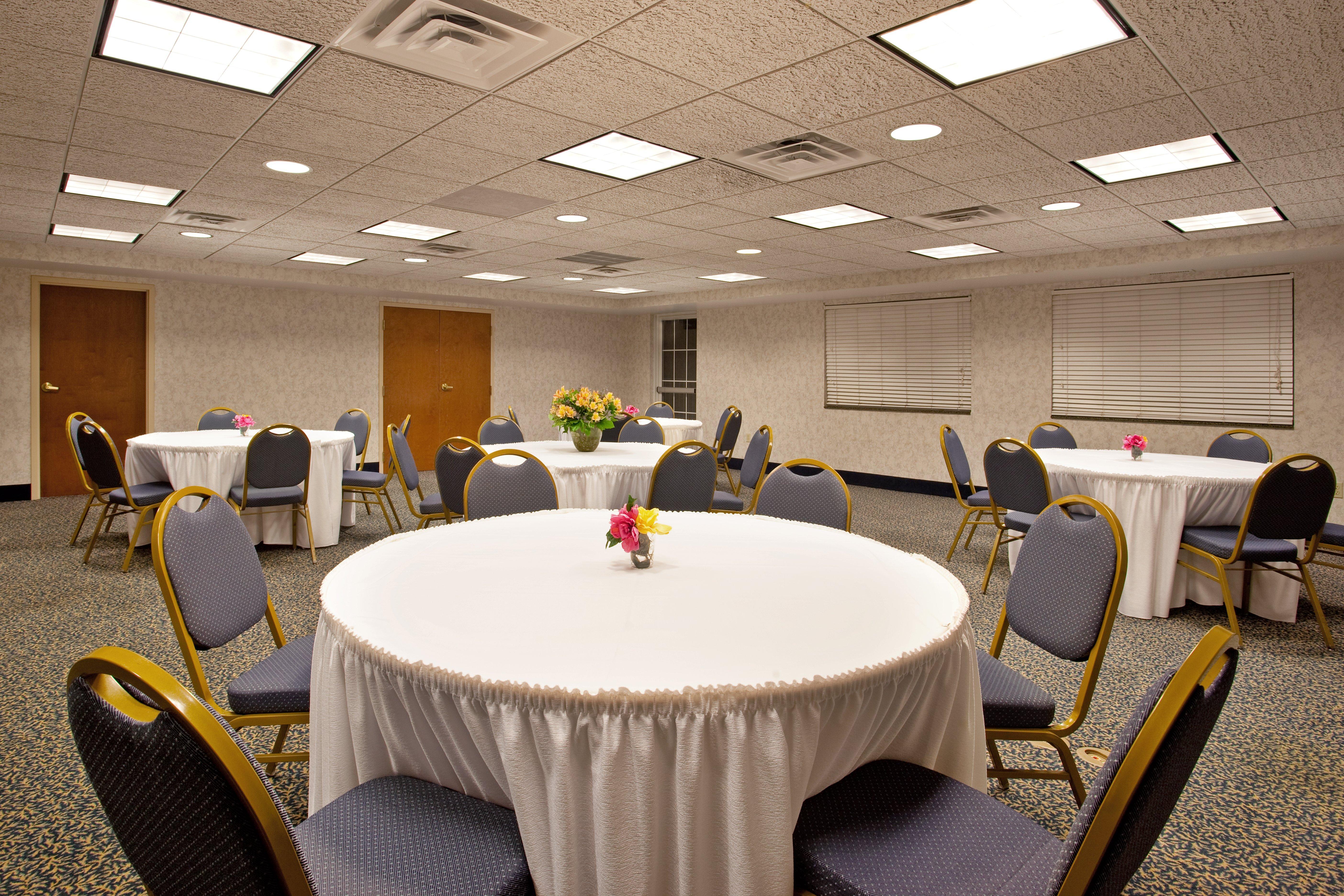 Hotel Express & Suites-saint Joseph By Ihg Saint Joseph