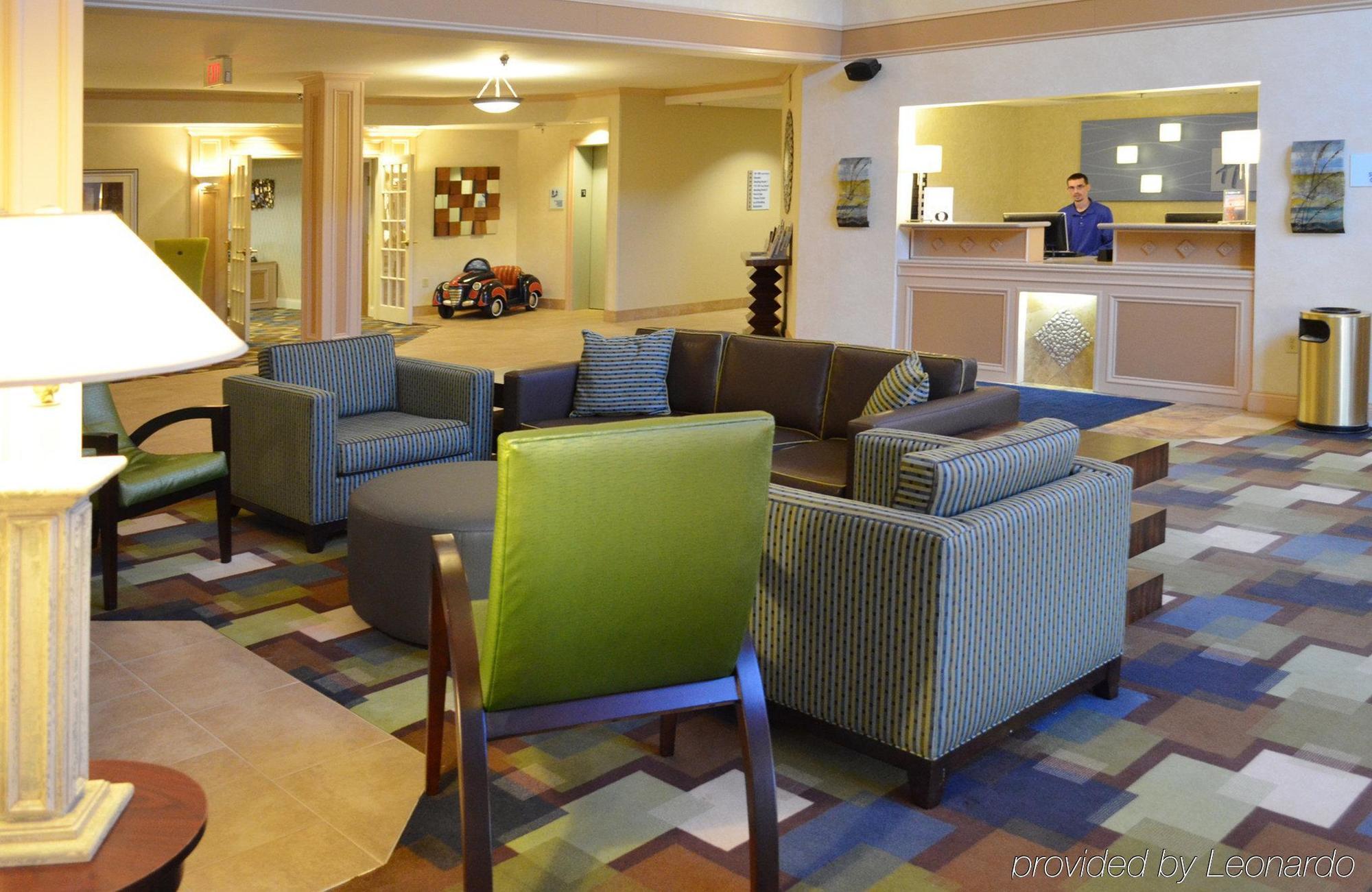 Hotel Express & Suites-saint Joseph By Ihg 3*
