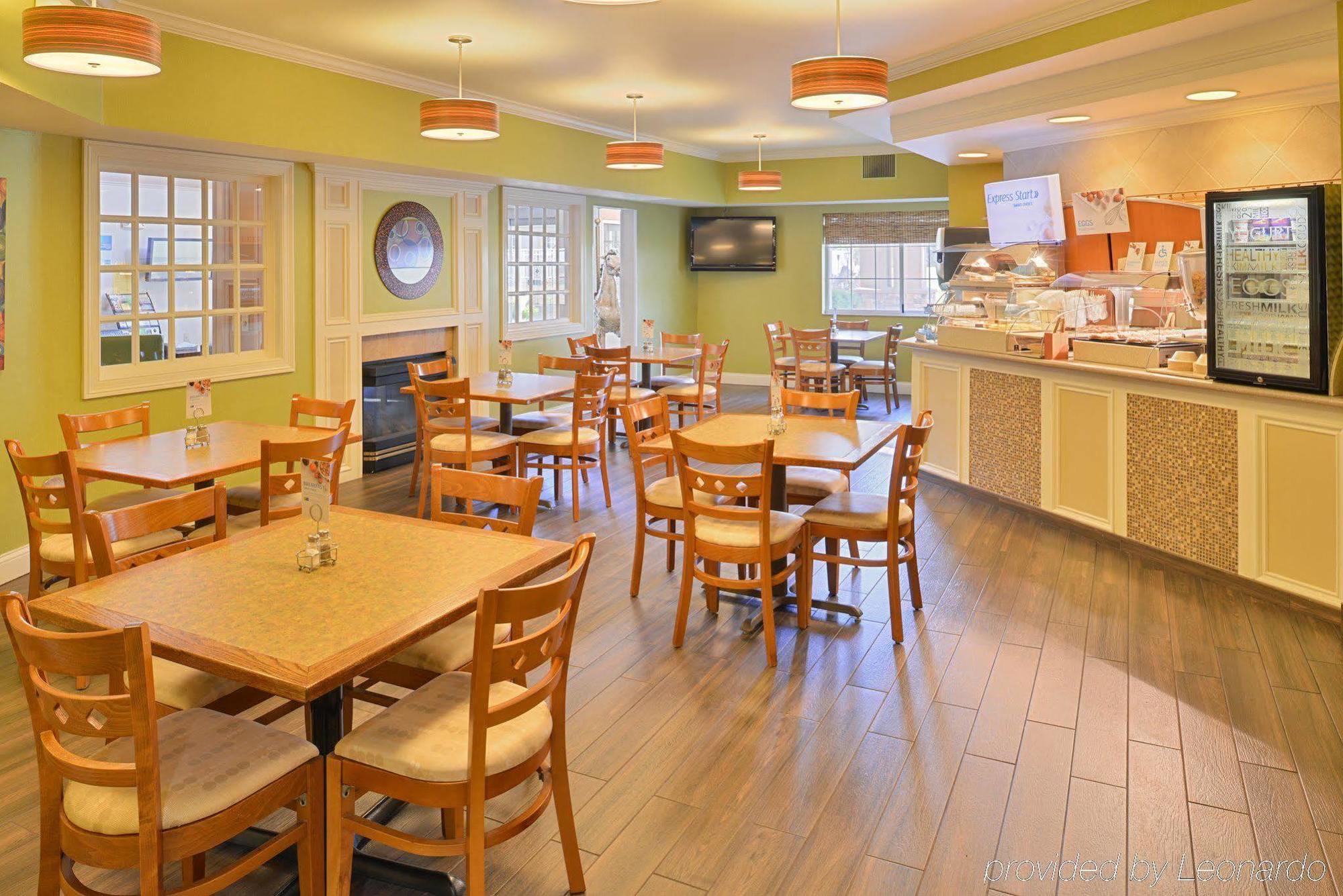 Hotel Express & Suites-saint Joseph By Ihg 3*