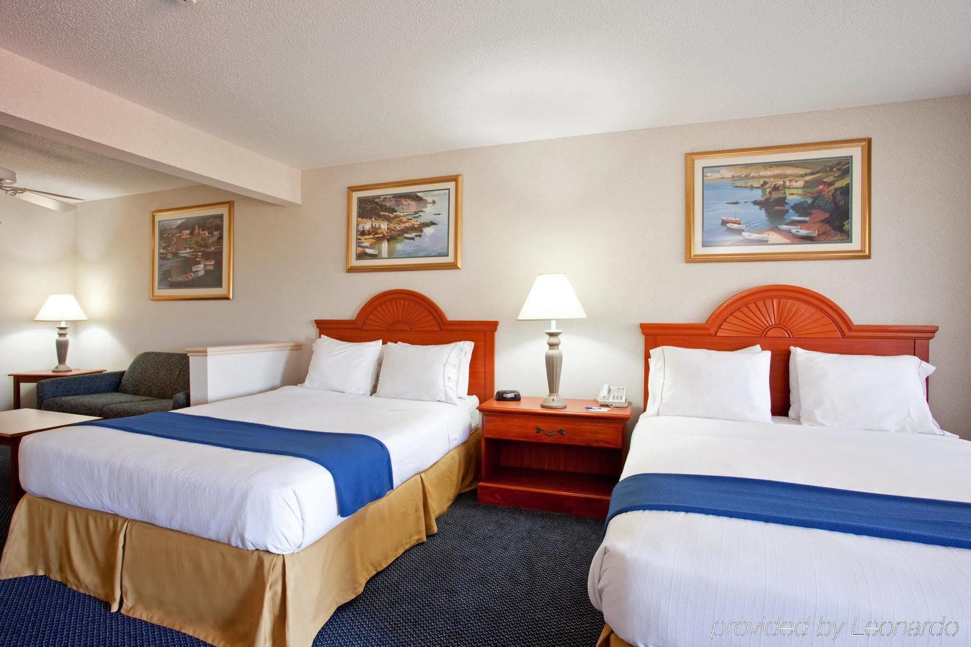 Hotel Express & Suites-saint Joseph By Ihg 3*