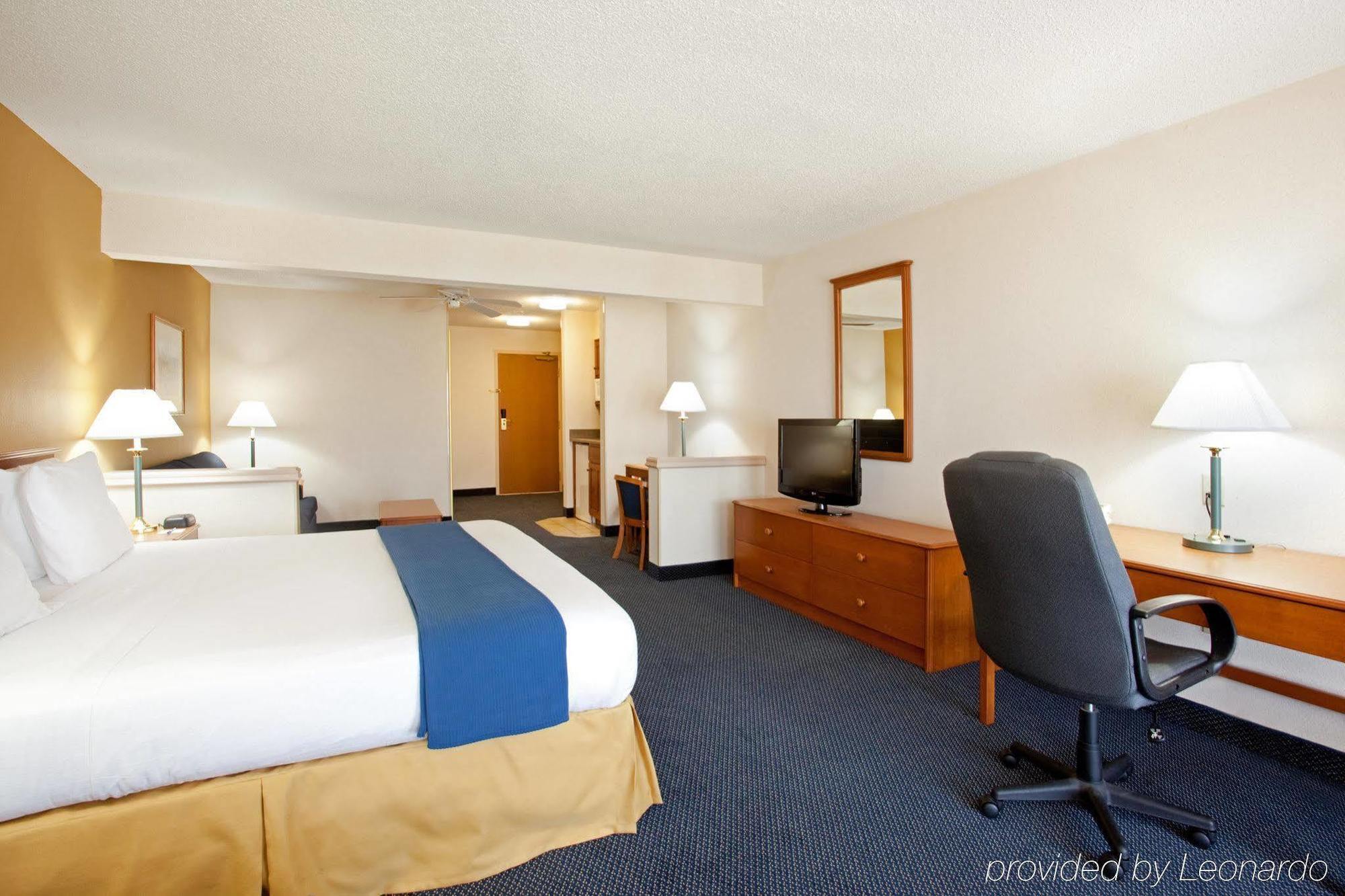 Express & Suites-saint Joseph By Ihg 3*