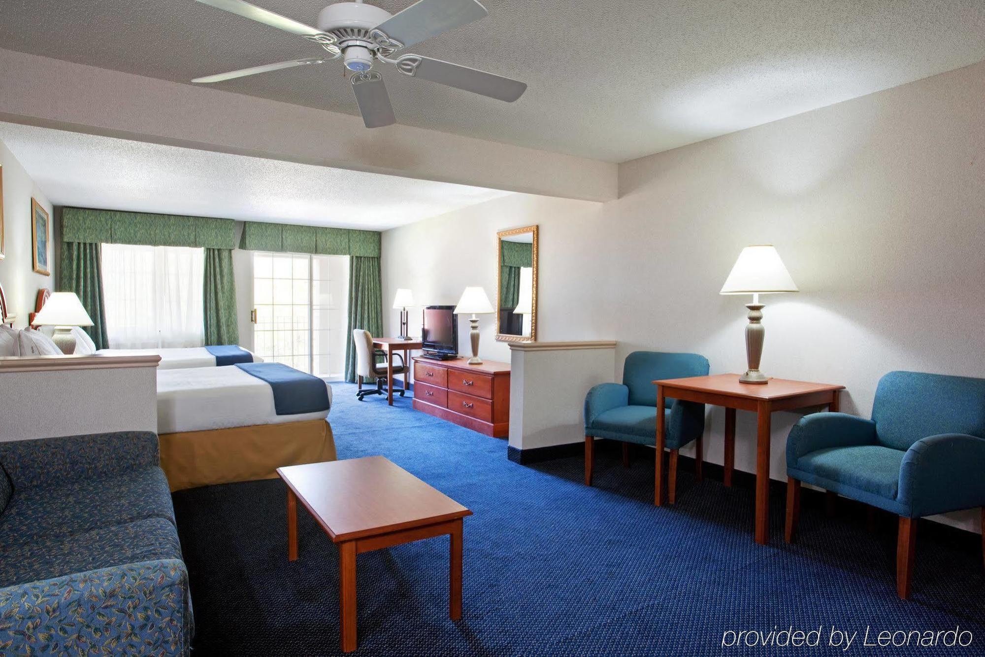 Express & Suites-saint Joseph By Ihg 3*